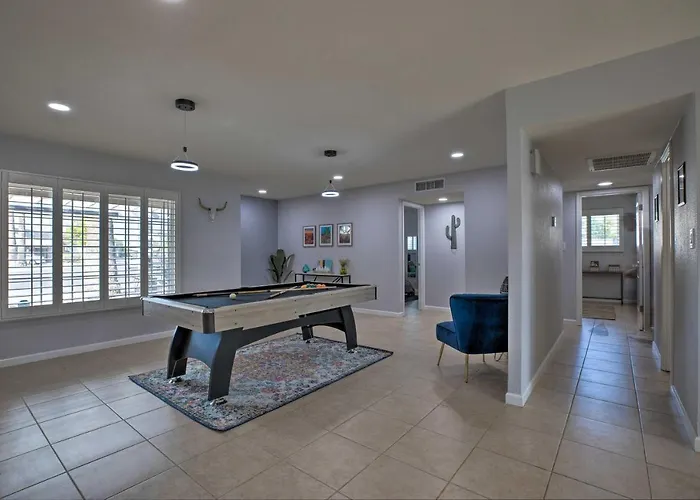 Modern Gem W/ Pool, Games, Patio & Holiday home *